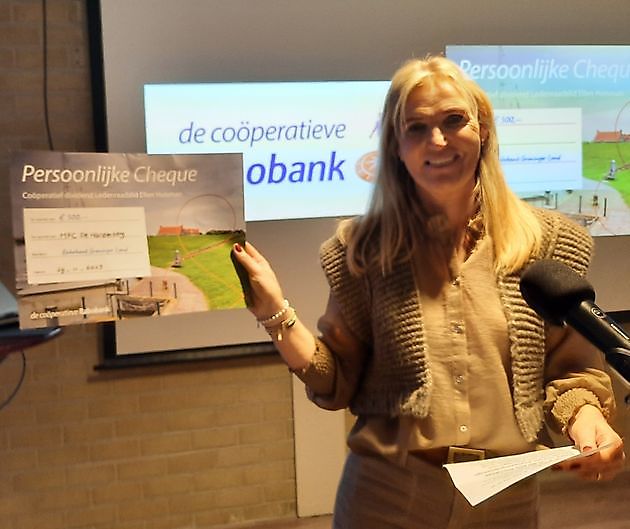 Rabobank overhandigt cheque twv 500 euro MFC De Hardenberg Finsterwolde