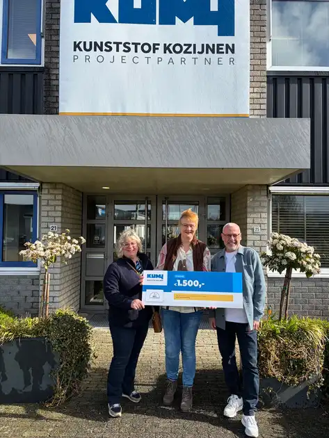 Stichting MFC De Hardenberg ontvangt €1.500 donatie van Kumij Kozijnen Groningen MFC De Hardenberg Finsterwolde